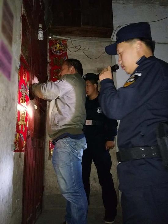 菏泽粗心妈妈误将幼女锁家中 